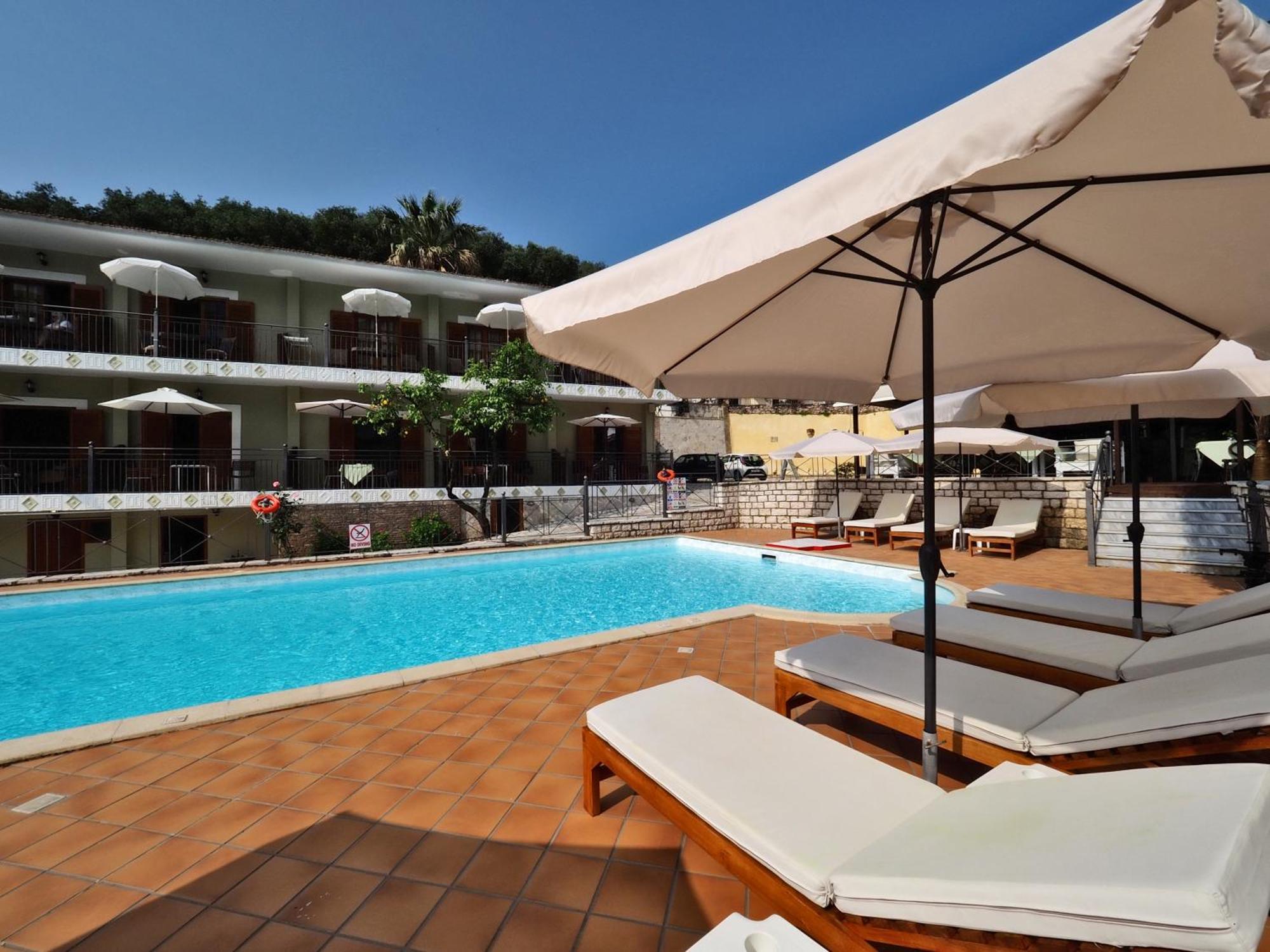 Bella Vista Hotel Studios & Apartments Parga Exterior photo